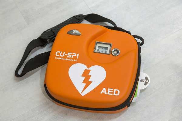 AEDD機器患者様の緊急時に対応できるように設置しております。